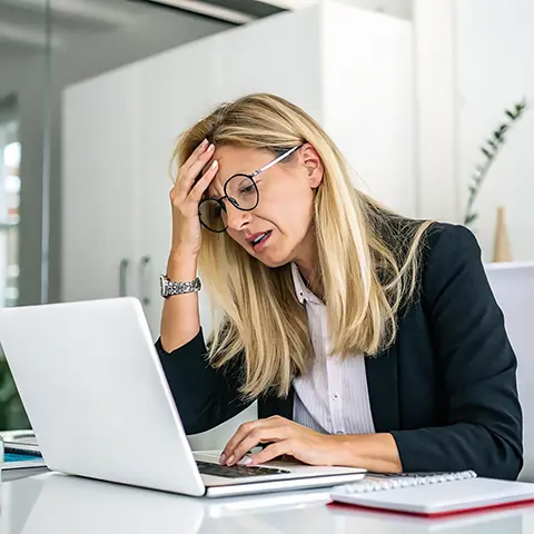 Empresário preocupado com a forma como sua empresa é percebida na internet